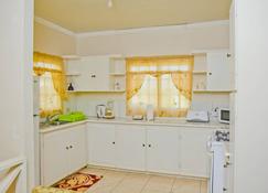 Port of Spain Windy Guest Apartment - Arouca - Kitchen