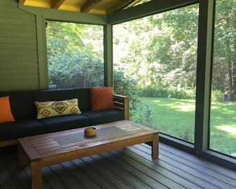 Converted Berkshire schoolhouse on a quiet river - North Canaan - Sala de estar