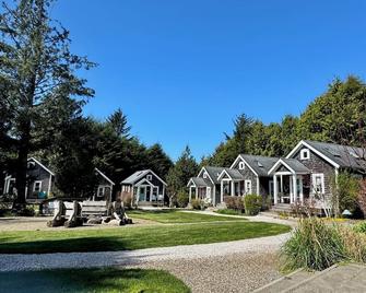 Seabrook 2 Bedroom cottage with hot tub, a wooded setting. Pet friendly and AC! - Pacific Beach - Edificio