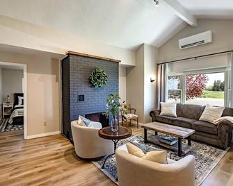 Peaceful Ellensburg Farm Stay, Sleeps 6, 3 bedroom, 2.5 bath - Ellensburg - Huiskamer