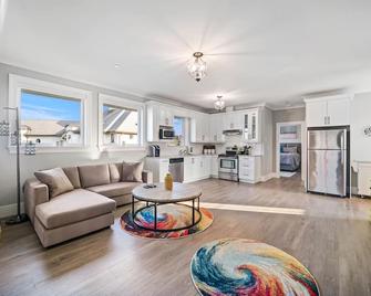 Stunning Spacious Coach Home Minutes to Downtown Langley - Langley - Living room