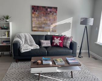 Bright Condo With Views & Easy Access To Cda River. Minutes From Gondola! - Kellogg - Living room