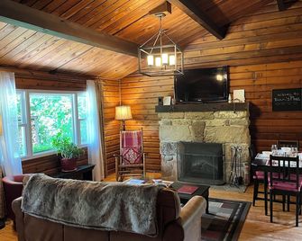 Bean’s Place - Adorable ridge top cabin five miles from Ohio University! - Athens - Living room