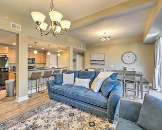 Grand Haven Condo - Walk to Nearby Hot Spots! - Grand Haven - Living room