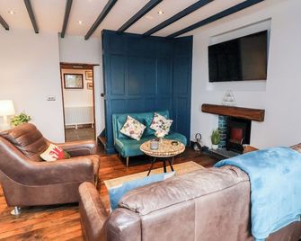 Aster Cottage, Pet Friendly, With A Garden In Dyserth - Rhyl - Living room