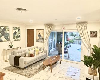 Stunning, luxury retreat-style home on the water. Breakfast included. - Oakland Park - Living room