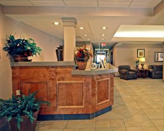 Paola Inn And Suites - Paola - Front desk