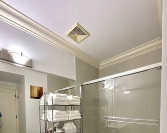 New two-bedroom legal suite with parking - White Rock - Baño