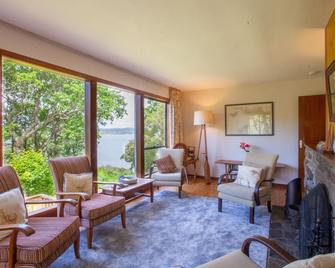 4 Bedroom House with Private Gardens and Sea Views - Gairloch - Living room