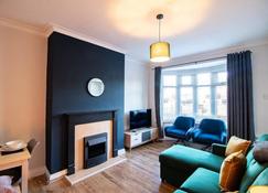 Charming Middlesbrough Home - Middlesbrough - Living room