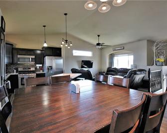 Beautiful home with large yard and hot tub. Great for families! - Box Elder - Dining room