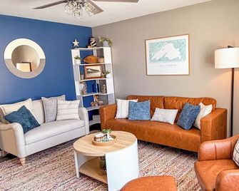 Lake Superior Stay - Fire Pit Patio - Pet Friendly - Ashland - Wohnzimmer