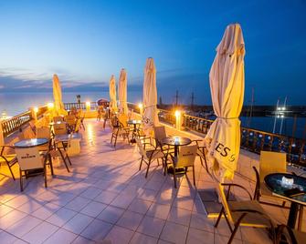 White Pearl Hotel - Kyrenia - Innenhof