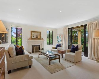 Spacious Family Home with Garden Courtyard - Auckland - Menjador