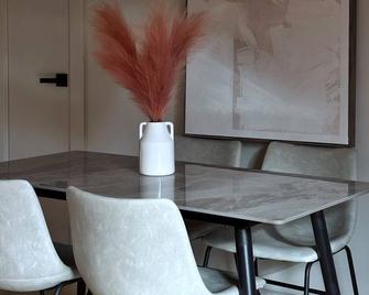 Private Parking King Bed City Charm - Pittsburgh - Comedor