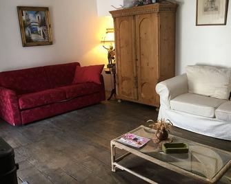 Charming village house, quiet, authentic and natural, change of scenery guaranteed. - Zicavo - Sala de estar