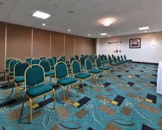 Days Inn by Wyndham Plattsburgh - Plattsburgh - Møterom