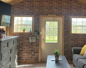 Cozy 1-bedroom cabin in beautiful Lufkin with a pond and sunset view. - Lufkin