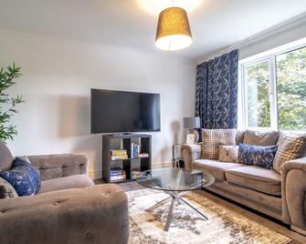 Pass the Keys Renfrew Town Centre Easy Link to Glasgow City - Renfrew - Living room
