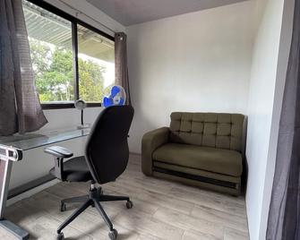 Fully equipped apartment near the Juan Santamaria Airport, San Jose, with parking space - Colón - Sala de estar