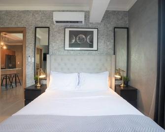 Chic City Center Apartment With Rooftop Pool + Gym - Saint-Domingue - Chambre