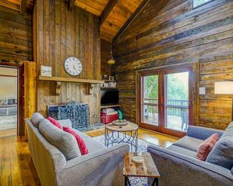 Historic home with hot tub, Ping-Pong, grill, firepit, mountain views, deck - Jasper - Living room