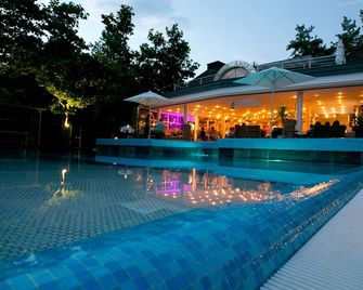 Amerika-Holzer Hotel & Resort - Sankt Kanzian - Pool