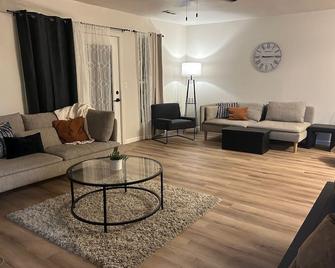 3-bedroom house in peaceful Independence. Enjoy your stay - Independence - Wohnzimmer