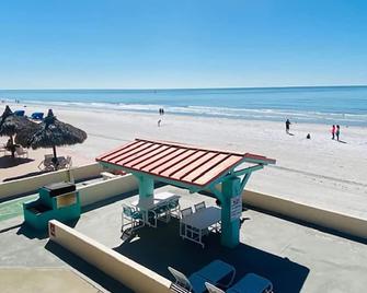 Redington Directly on the Beach Sea Rocket Wifi Parking 30 - North Redington Beach - Beach