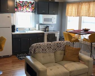 Cozy apartment overlooking the night lights of Augusta. Small but big on comfort - North Augusta - Kitchen