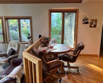The Scandinavian Chalet - Tranquility in Town - Midland - Eetruimte