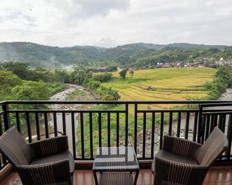 Bess Resort And Waterpark Lawang - Lawang - Balcón