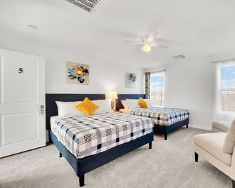 Brand New 5br/3ba Spacious 3-Story Home 16 Sleep 1st & 3rd Fl Dual Masterbedroom - Enterprise - Habitación