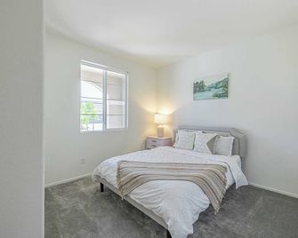 Cozy and Chic Home in Lancaster - Spacious & Convenient for Long Stays #41589 - Lancaster - Bedroom