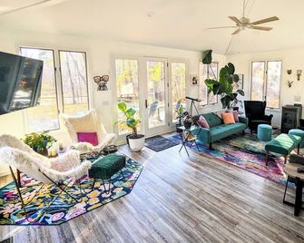 Updated, private, comfortable and convenient 3BR on the Makers Trail - Stevensville - Huiskamer