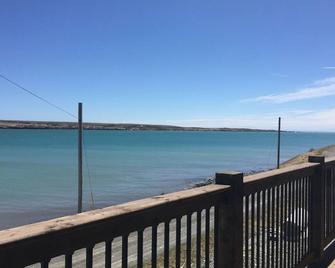 \'The Duck\' Cedar Log Home Rental - Sleeps 12!! - Trepassey - Balcón
