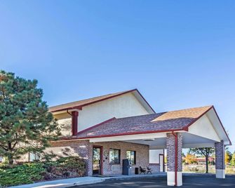 Super 8 by Wyndham Greeley - Greeley - Rakennus