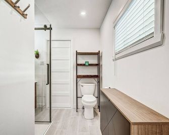 Sunset Heaven - Modern Lake House with Spa - Venise-en-Québec - Baño