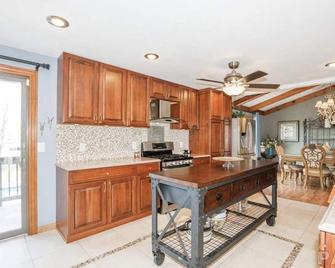 A Mansion With A Huge Indoor Heated Swimming Pool With A Bonus Theater Room. - Morton - Кухня