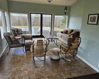 Quiet 3 bedroom House Where Time Slows Down - Middlesex - Soggiorno
