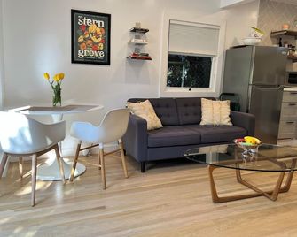 Private, remodeled cottage with modern amenities in desirable Crocker Highlands - Oakland - Living room