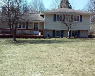 Nice home 4 Mi from the stadium and close to mall - Granger - Building