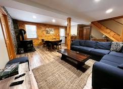 Pinewood Lodge | Cozy Pet-Friendly Log Cabin 5 min to Mt Sunapee - Sunapee - Wohnzimmer