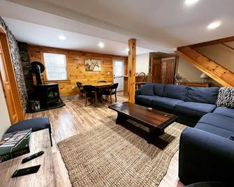 Pinewood Lodge | Cozy Pet-Friendly Log Cabin 5 min to Mt Sunapee - Sunapee - Living room