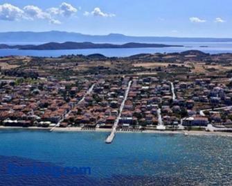 Almira - rooms to let - Nea Roda - Vista del exterior