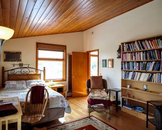 One Cozy BR and a separate Large BR that opens onto a Deck with Mountain views - Silver City - Slaapkamer
