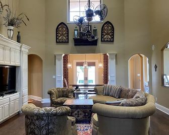 Peninsula Point- Hackberry's Paradise- Secluded home on 12 Acres - Hackberry - Sala de estar