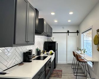 The Cardinal- Unique Container home 5 minutes outside of downtown Athens and OU. - Athens - Kitchen