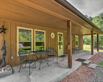 Bonfires & Bbqs! Creekside Retreat in Marshall - Marshall - Patio