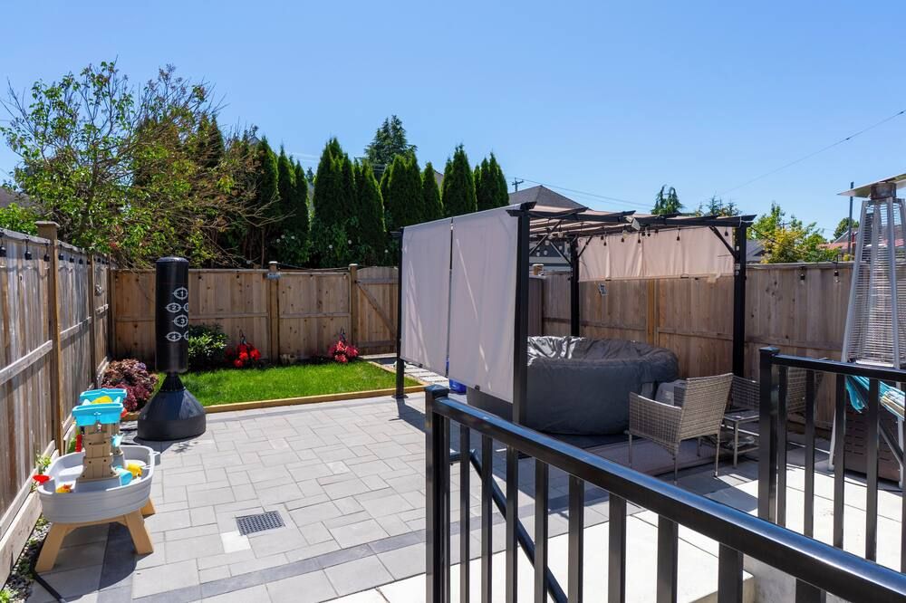 Quiet, cozy 2BR1BA private entry suite near Skytrain - Vancouver - Patio